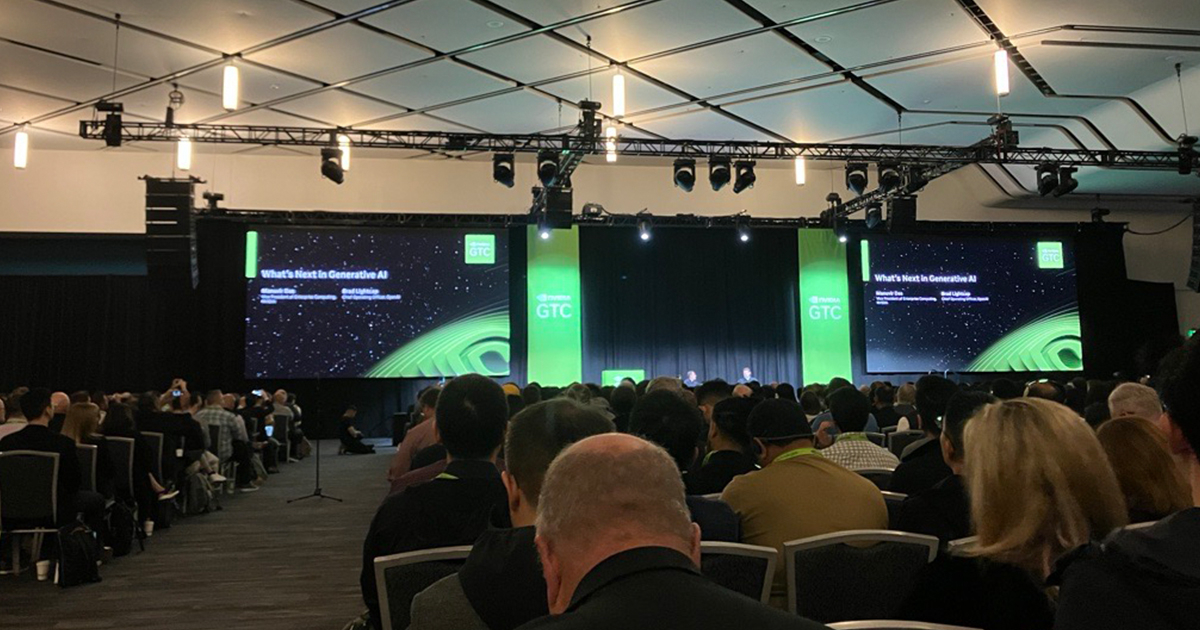 遠くに見えるのがDas氏(左手)とLightcap氏(右手)